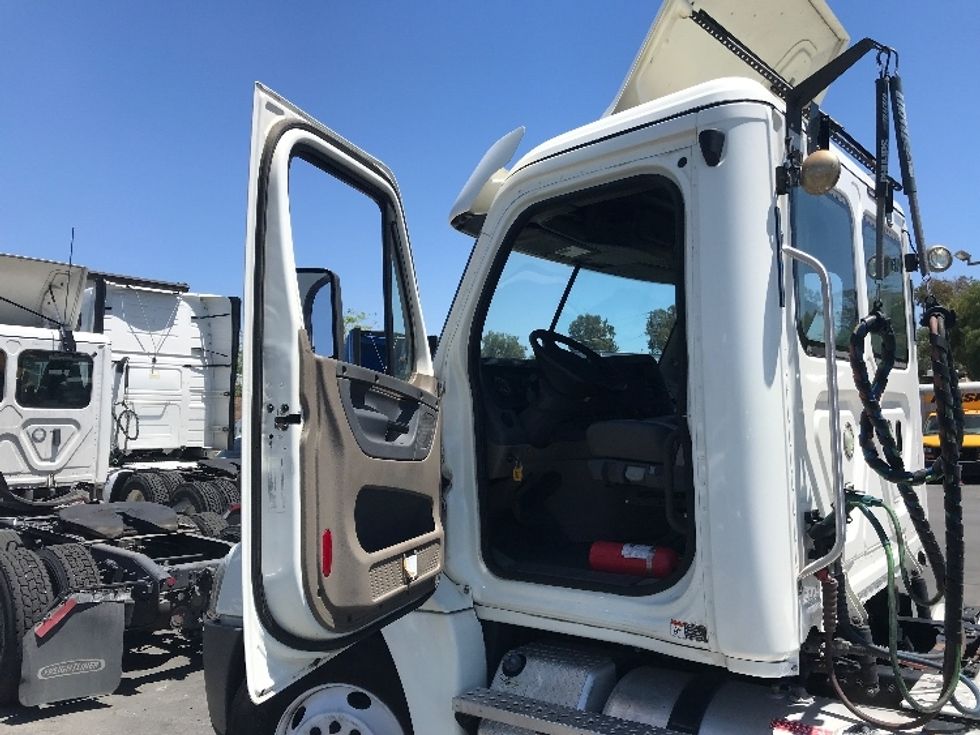 Day Cab Tractor-Heavy Duty Tractors-Freightliner-2019-Cascadia 12564ST-Jurupa Valley-CA-545,087\n\t\tmiles-$ 33,250 - Image 9