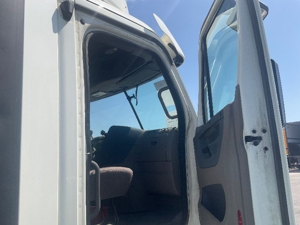 2019 Freightliner Cascadia 125" Sleeper Cab photo 12