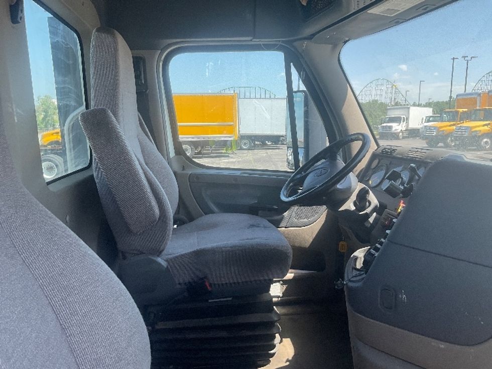 2019 Freightliner Cascadia 125" Sleeper Cab photo 14