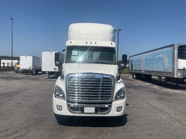 2019 Freightliner Cascadia 125" Sleeper Cab photo 2
