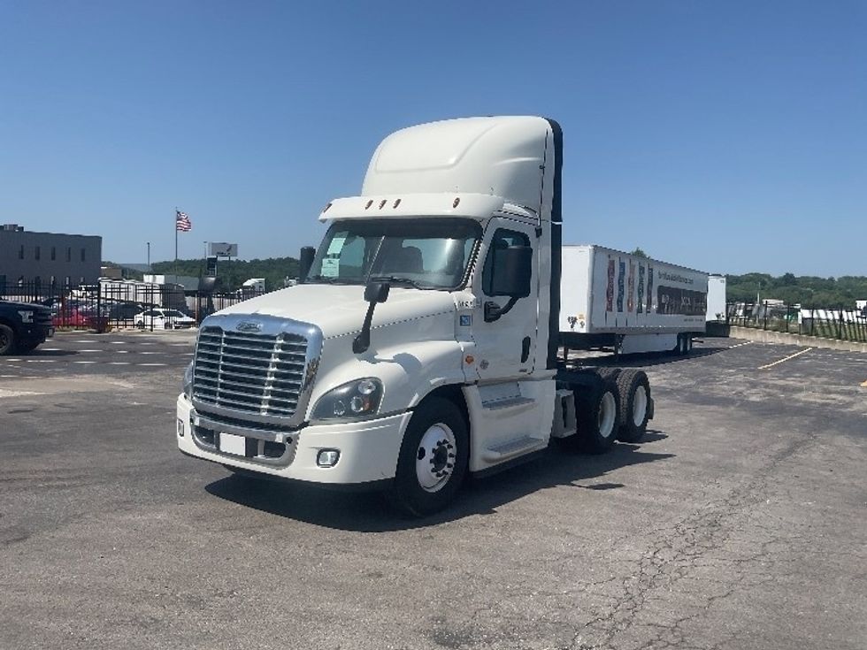 2019 Freightliner Cascadia 125" Sleeper Cab photo 3