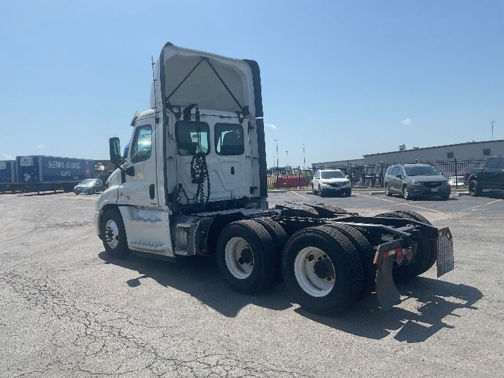 2019 Freightliner Cascadia 125" Sleeper Cab photo 5