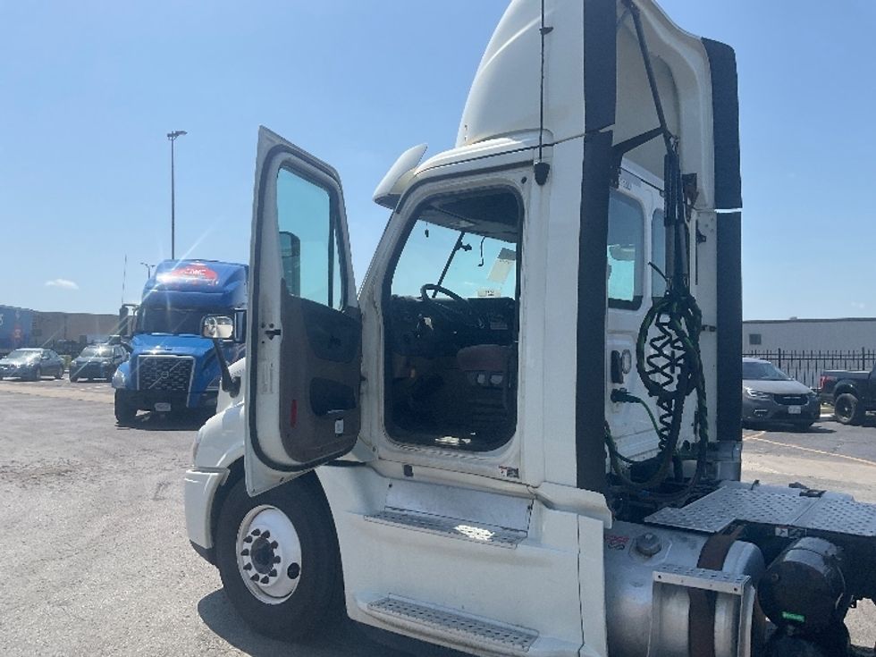 2019 Freightliner Cascadia 125" Sleeper Cab photo 9