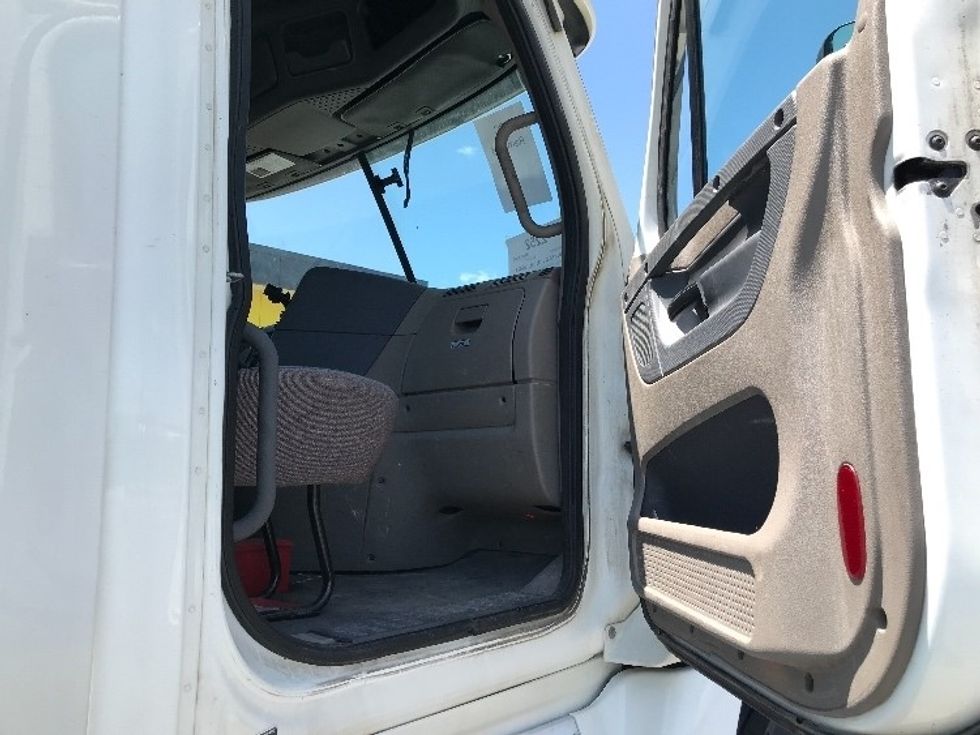 Day Cab Tractor-Heavy Duty Tractors-Freightliner-2019-Cascadia 12564ST-Kansas City-MO-550,232\n\t\tmiles-$ 32,750 - Image 12