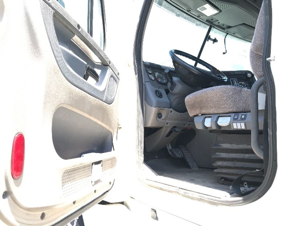 Day Cab Tractor-Heavy Duty Tractors-Freightliner-2019-Cascadia 12564ST-Kansas City-MO-550,232\n\t\tmiles-$ 32,750 - Image 9