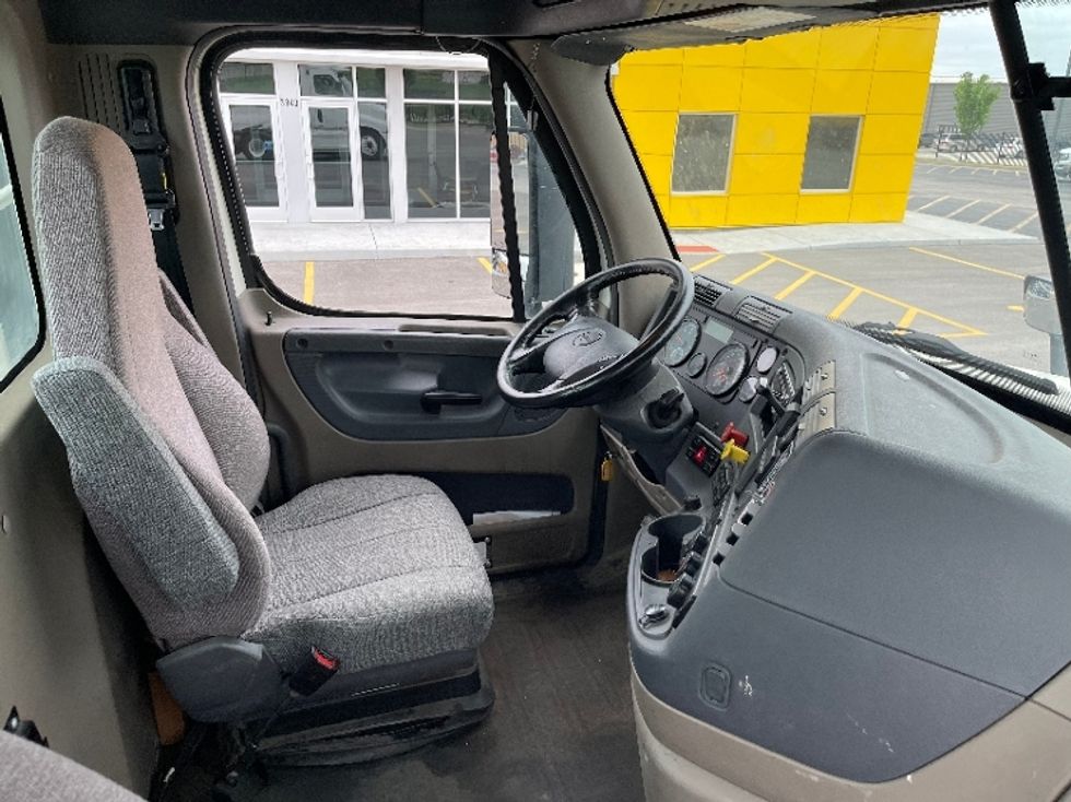 Day Cab Tractor-Heavy Duty Tractors-Freightliner-2019-Cascadia 12564ST-Kansas City-MO-550,234\n\t\tmiles-$ 31,750 - Image 15