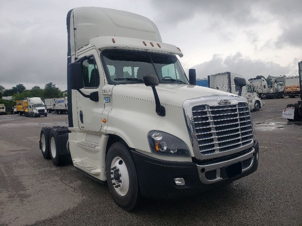 Day Cab Tractor-Heavy Duty Tractors-Freightliner-2019-Cascadia 12564ST-Kansas City-MO-555,165\n\t\tmiles-$ 32,250 - Image 1