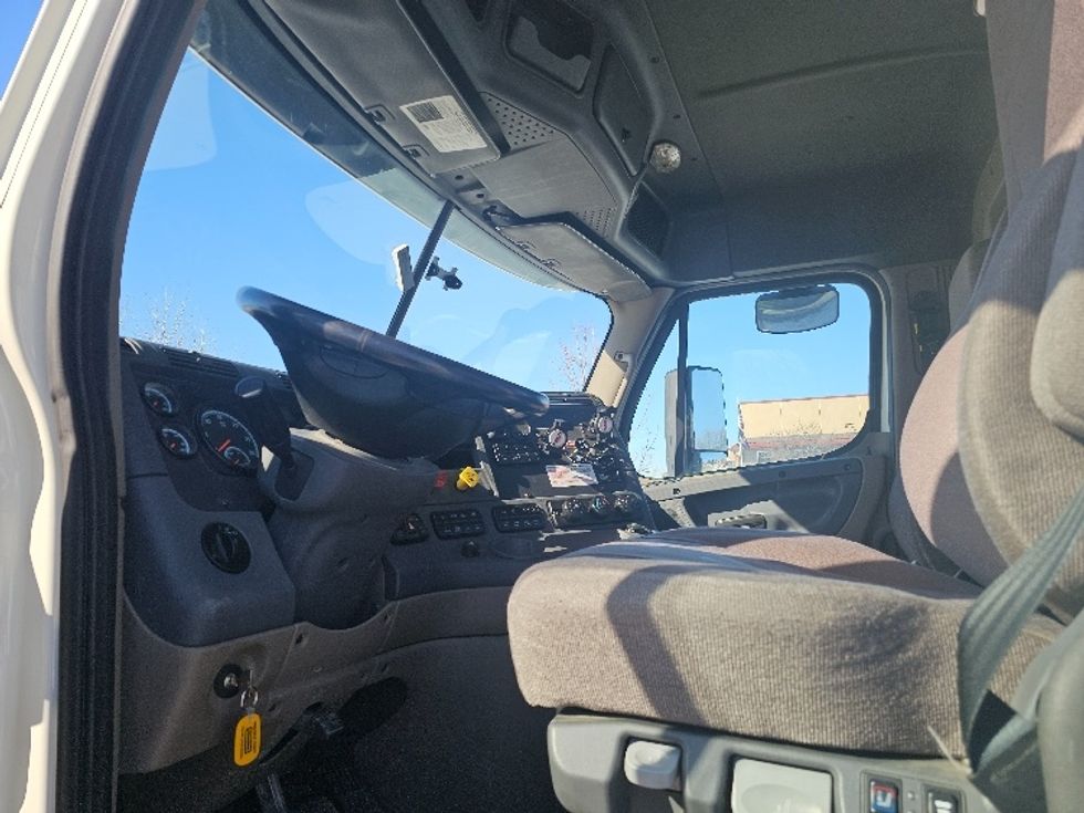 Day Cab Tractor-Heavy Duty Tractors-Freightliner-2019-Cascadia 12564ST-Kansas City-MO-555,165\n\t\tmiles-$ 32,250 - Image 9