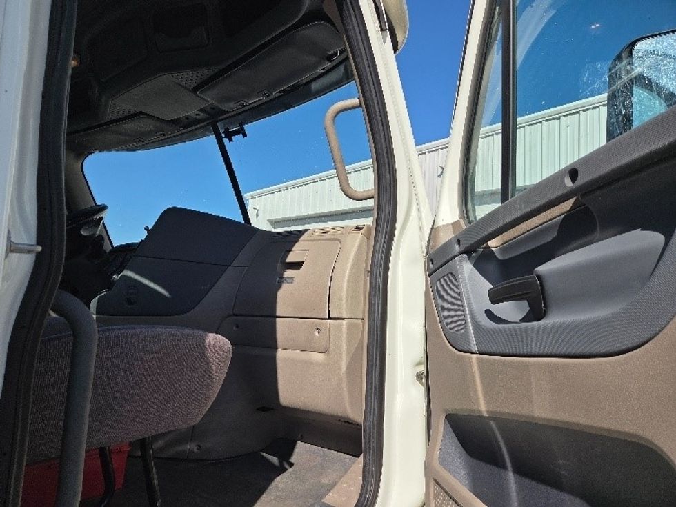 Day Cab Tractor-Heavy Duty Tractors-Freightliner-2019-Cascadia 12564ST-Kansas City-MO-583,758\n\t\tmiles-$ 26,750 - Image 12