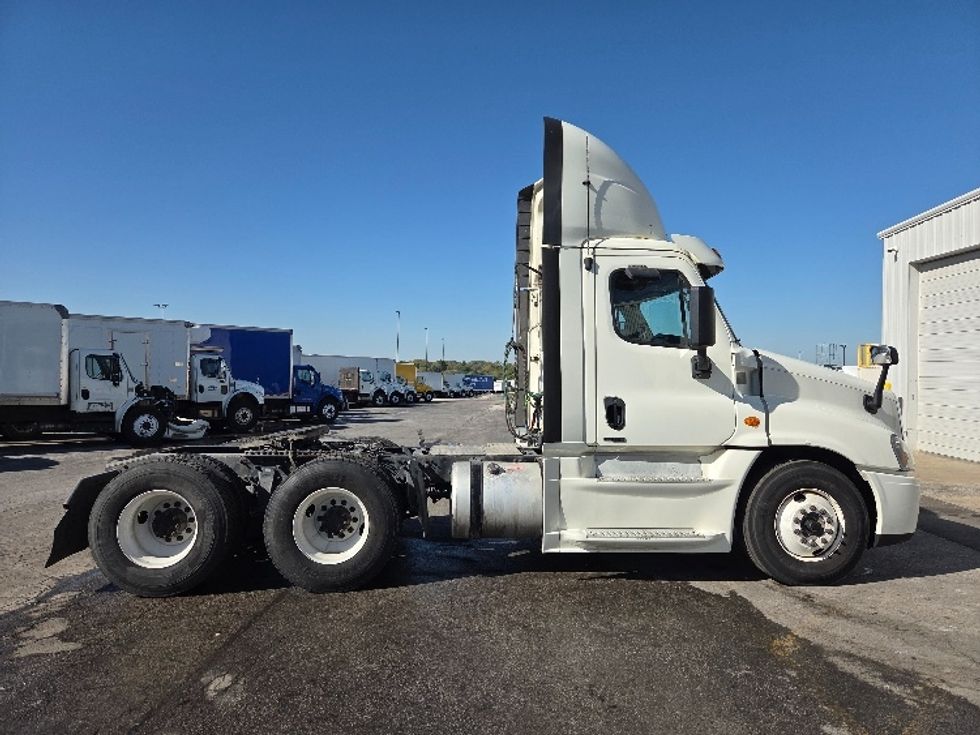 Day Cab Tractor-Heavy Duty Tractors-Freightliner-2019-Cascadia 12564ST-Kansas City-MO-583,758\n\t\tmiles-$ 26,750 - Image 8