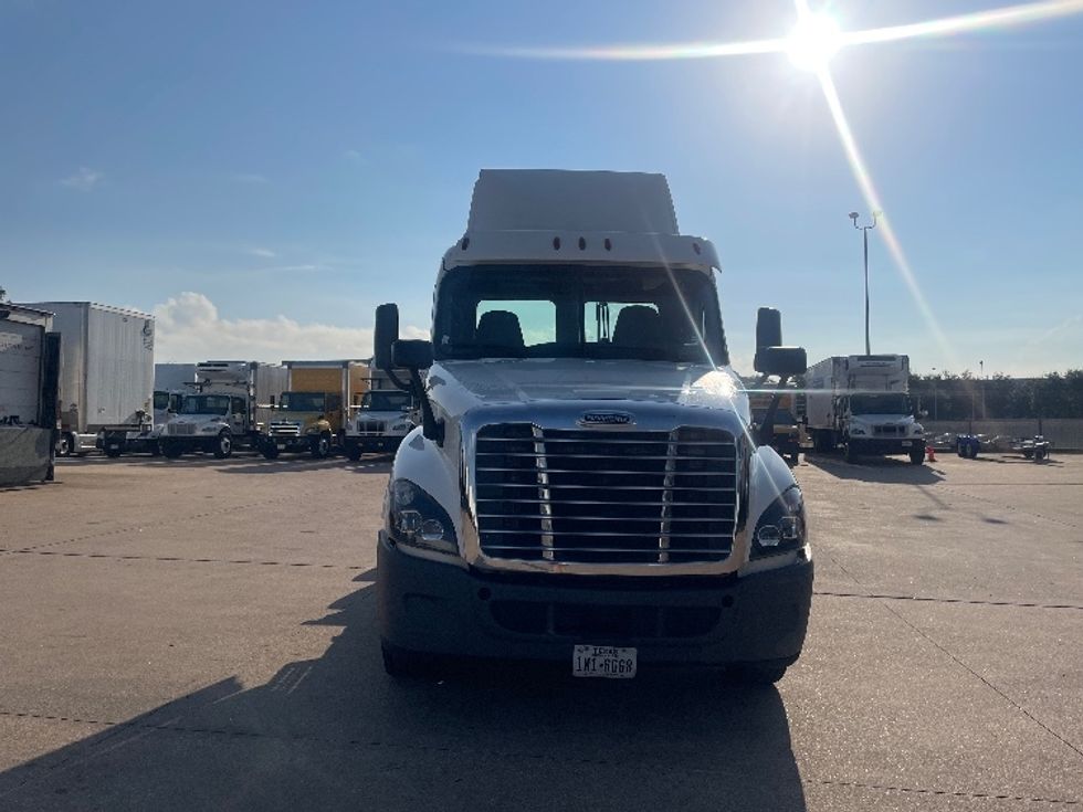 2019 Freightliner Cascadia 125" Sleeper Cab photo 2