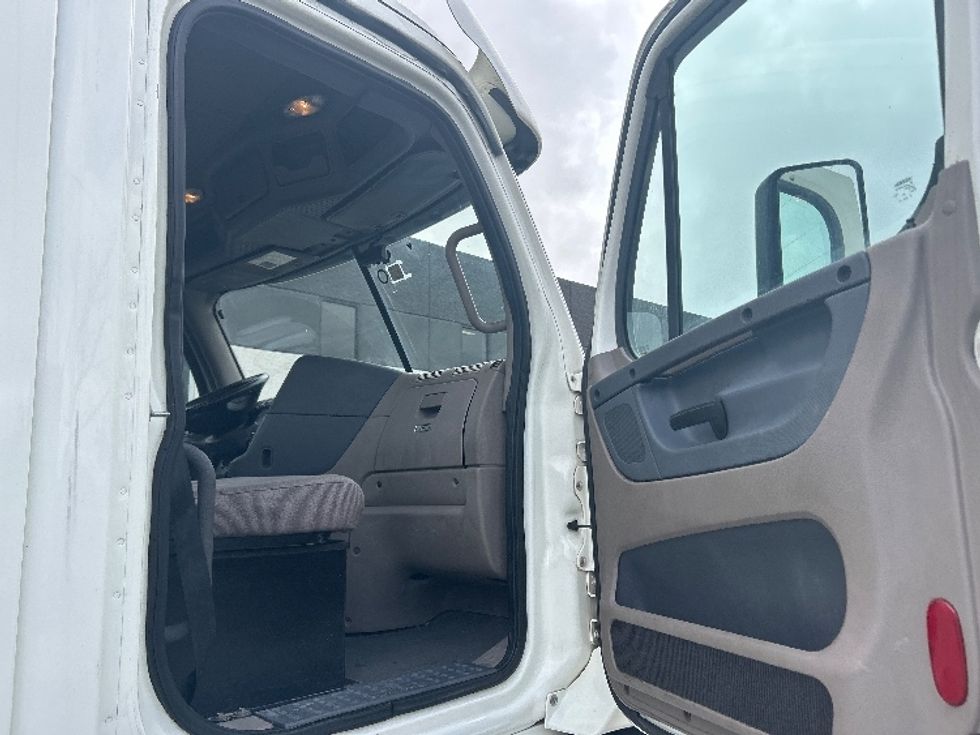 Day Cab Tractor-Heavy Duty Tractors-Freightliner-2019-Cascadia 12564ST-Katy-TX-608,466\n\t\tmiles-$ 26,250 - Image 12