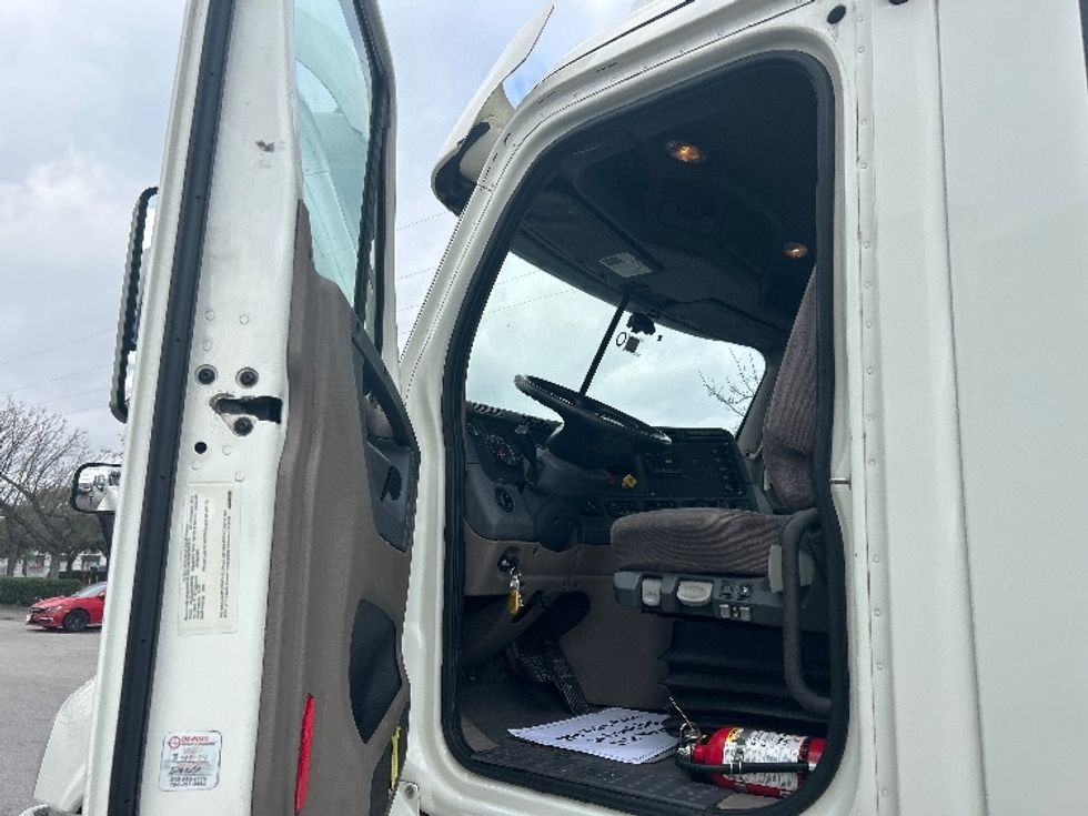 Day Cab Tractor-Heavy Duty Tractors-Freightliner-2019-Cascadia 12564ST-Katy-TX-608,466\n\t\tmiles-$ 26,250 - Image 9