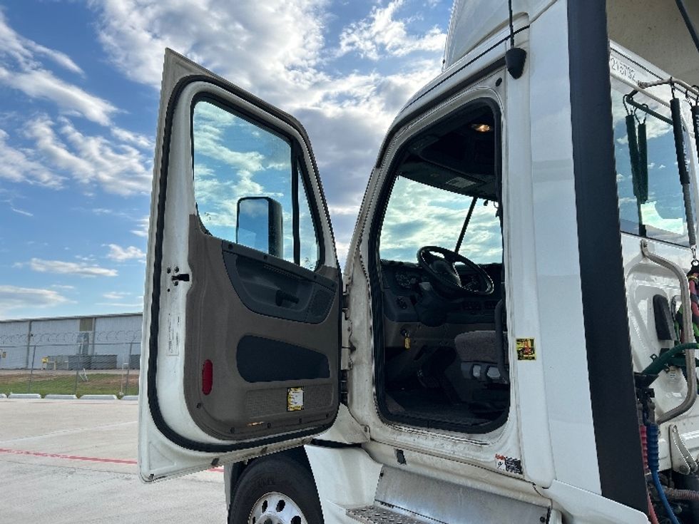 Day Cab Tractor-Heavy Duty Tractors-Freightliner-2019-Cascadia 12564ST-Katy-TX-724,906\n\t\tmiles-$ 25,000 - Image 9