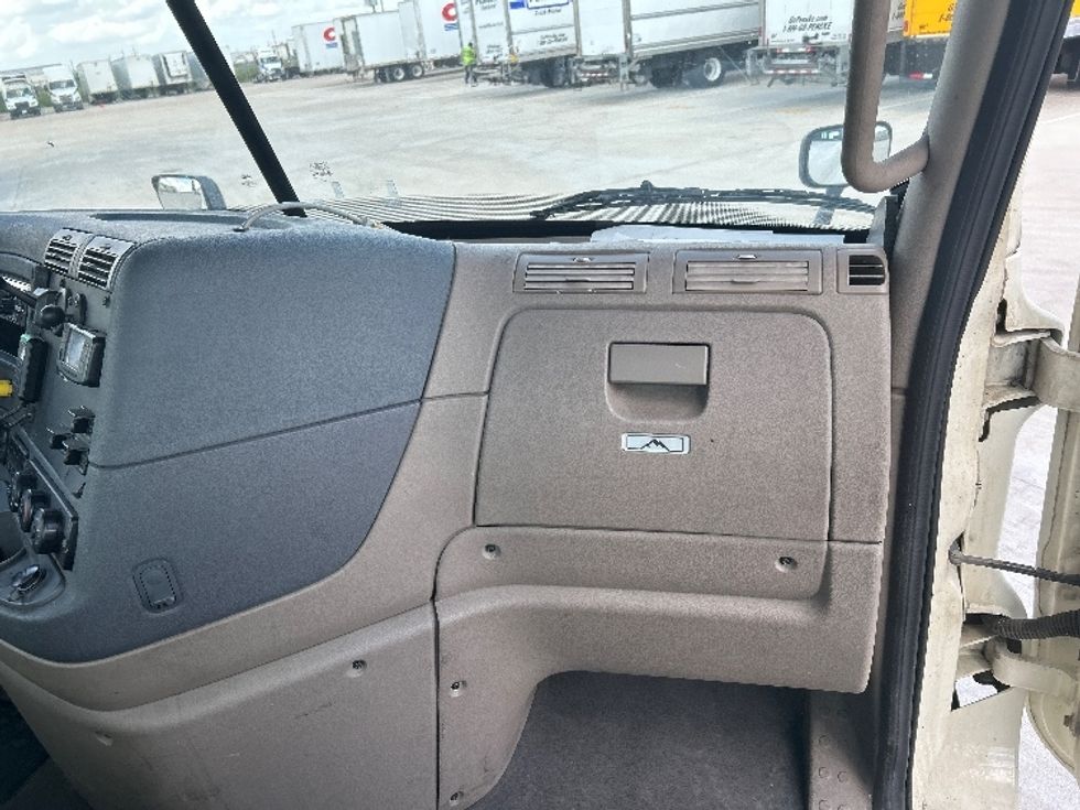 Day Cab Tractor-Heavy Duty Tractors-Freightliner-2019-Cascadia 12564ST-Katy-TX-788,706\n\t\tmiles-$ 26,500 - Image 13