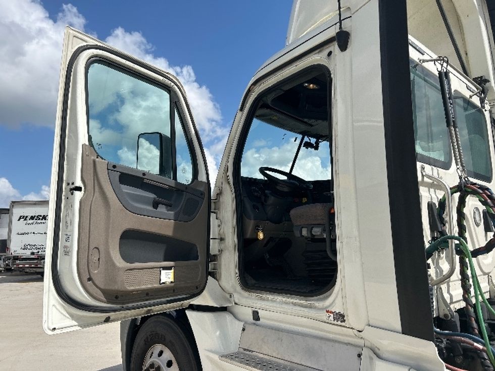 Day Cab Tractor-Heavy Duty Tractors-Freightliner-2019-Cascadia 12564ST-Katy-TX-788,706\n\t\tmiles-$ 26,500 - Image 9