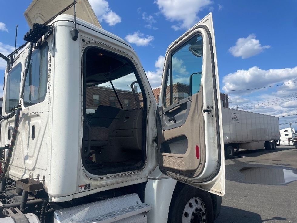 Day Cab Tractor-Heavy Duty Tractors-Freightliner-2019-Cascadia 12564ST-Kearny-NJ-244,110\n\t\tmiles-$ 53,750 - Image 12
