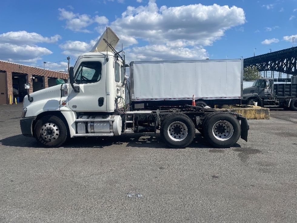 Day Cab Tractor-Heavy Duty Tractors-Freightliner-2019-Cascadia 12564ST-Kearny-NJ-244,110\n\t\tmiles-$ 53,750 - Image 4