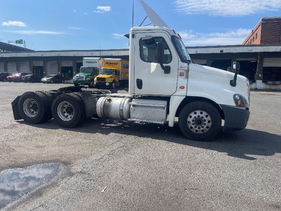 Day Cab Tractor-Heavy Duty Tractors-Freightliner-2019-Cascadia 12564ST-Kearny-NJ-244,110\n\t\tmiles-$ 53,750 - Image 8