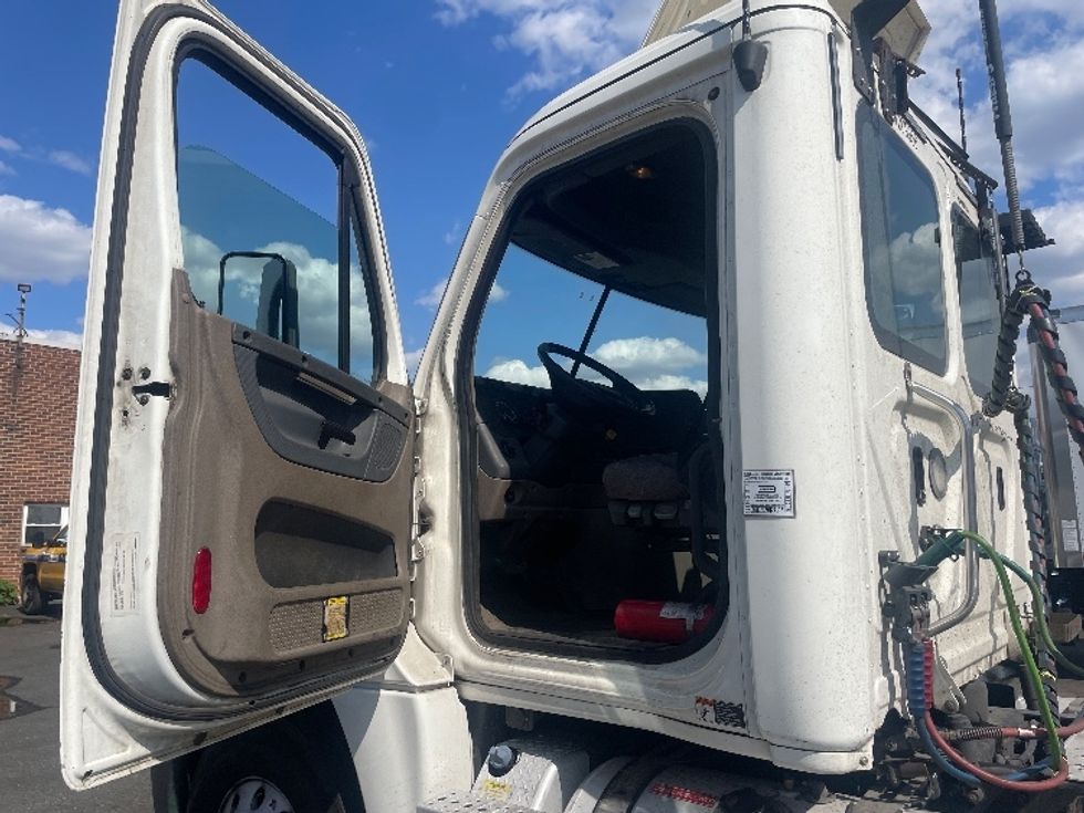 Day Cab Tractor-Heavy Duty Tractors-Freightliner-2019-Cascadia 12564ST-Kearny-NJ-244,110\n\t\tmiles-$ 53,750 - Image 9