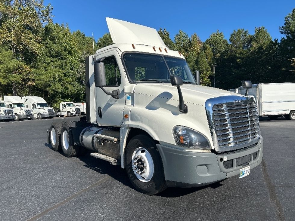 Day Cab Tractor-Heavy Duty Tractors-Freightliner-2019-Cascadia 12564ST-Kennesaw-GA-417,811\n\t\tmiles-$ 39,000 - Image 1