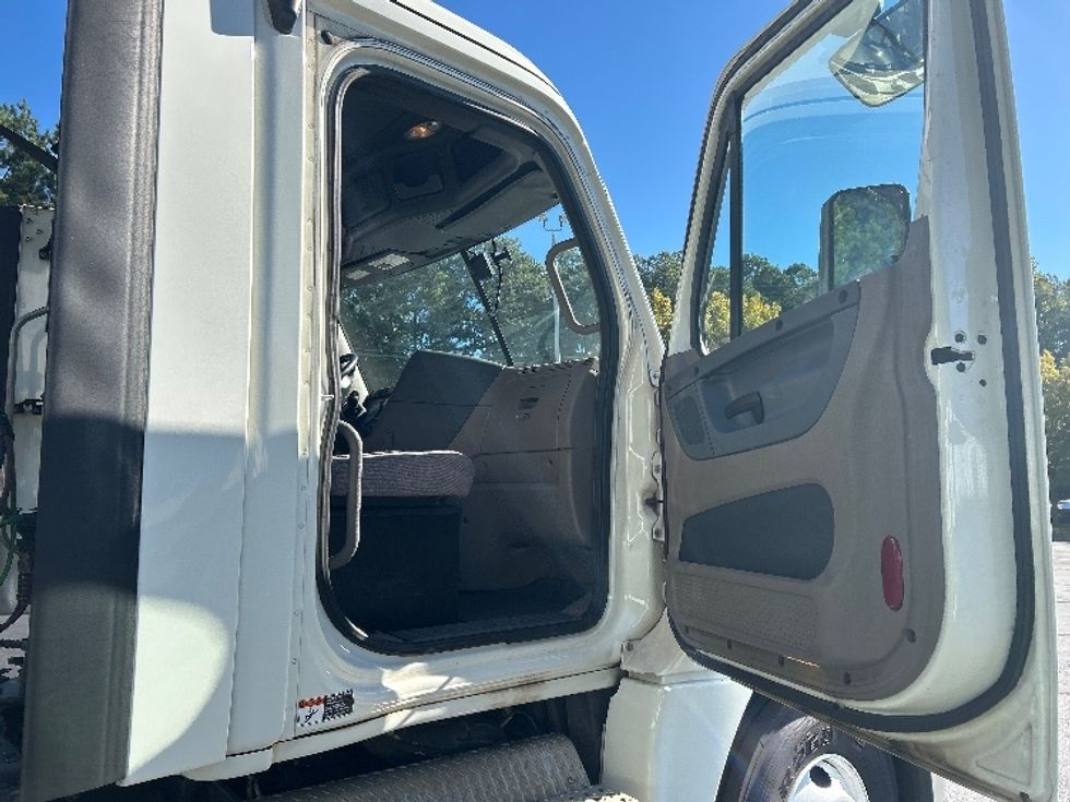 Day Cab Tractor-Heavy Duty Tractors-Freightliner-2019-Cascadia 12564ST-Kennesaw-GA-417,811\n\t\tmiles-$ 39,000 - Image 12
