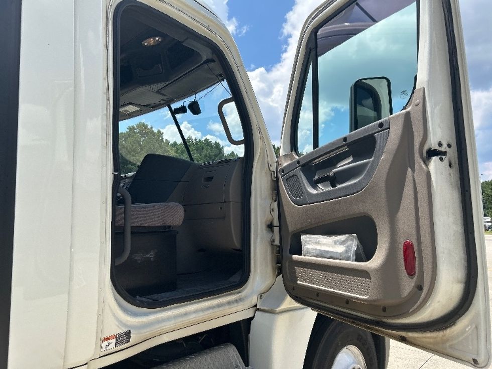 Day Cab Tractor-Heavy Duty Tractors-Freightliner-2019-Cascadia 12564ST-Kennesaw-GA-455,943\n\t\tmiles-$ 36,250 - Image 12