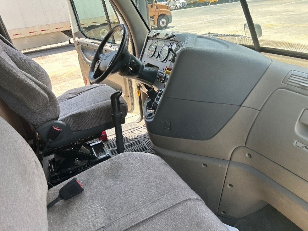 Day Cab Tractor-Heavy Duty Tractors-Freightliner-2019-Cascadia 12564ST-Kennesaw-GA-455,943\n\t\tmiles-$ 36,250 - Image 14