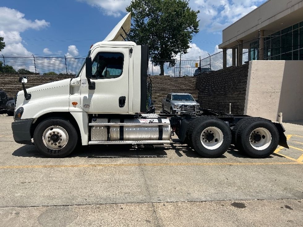 Day Cab Tractor-Heavy Duty Tractors-Freightliner-2019-Cascadia 12564ST-Kennesaw-GA-455,943\n\t\tmiles-$ 36,250 - Image 4