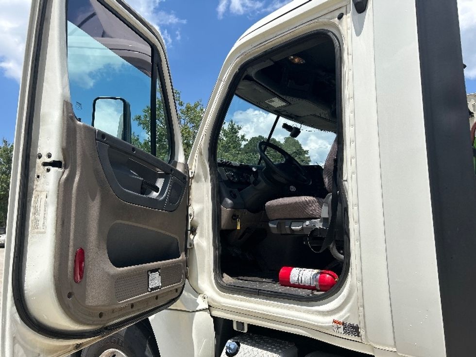 Day Cab Tractor-Heavy Duty Tractors-Freightliner-2019-Cascadia 12564ST-Kennesaw-GA-455,943\n\t\tmiles-$ 36,250 - Image 9