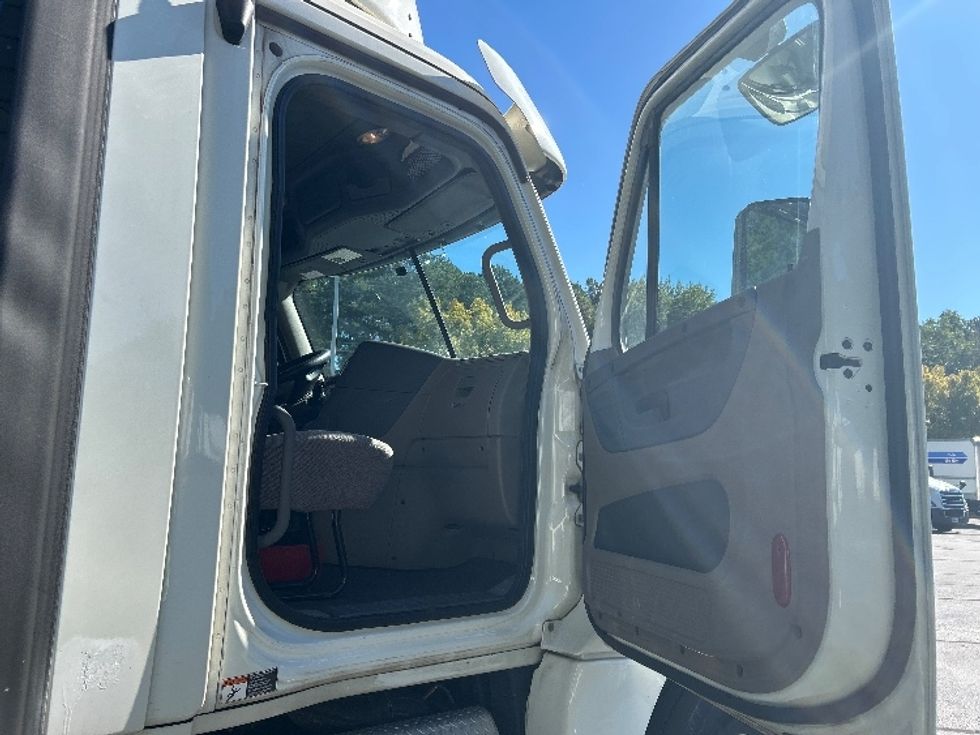 Day Cab Tractor-Heavy Duty Tractors-Freightliner-2019-Cascadia 12564ST-Kennesaw-GA-482,285\n\t\tmiles-$ 35,000 - Image 12