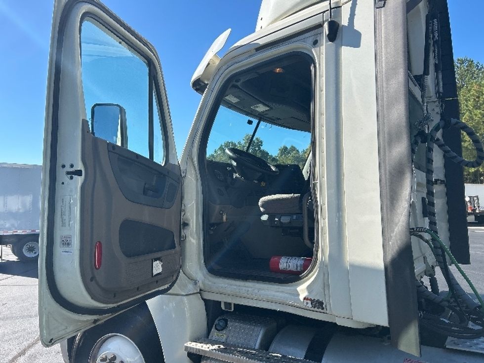 Day Cab Tractor-Heavy Duty Tractors-Freightliner-2019-Cascadia 12564ST-Kennesaw-GA-482,285\n\t\tmiles-$ 35,000 - Image 9