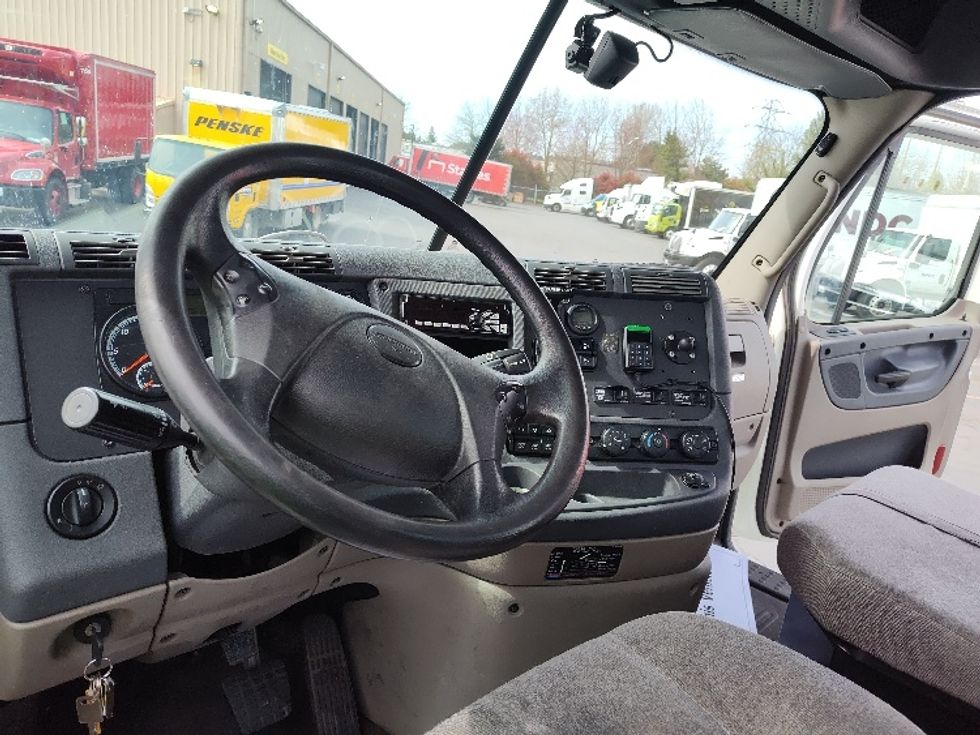 Day Cab Tractor-Heavy Duty Tractors-Freightliner-2019-Cascadia 12564ST-Kent-WA-460,875\n\t\tmiles-$ 34,500 - Image 10