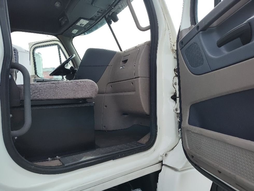 Day Cab Tractor-Heavy Duty Tractors-Freightliner-2019-Cascadia 12564ST-Kent-WA-460,875\n\t\tmiles-$ 34,500 - Image 12