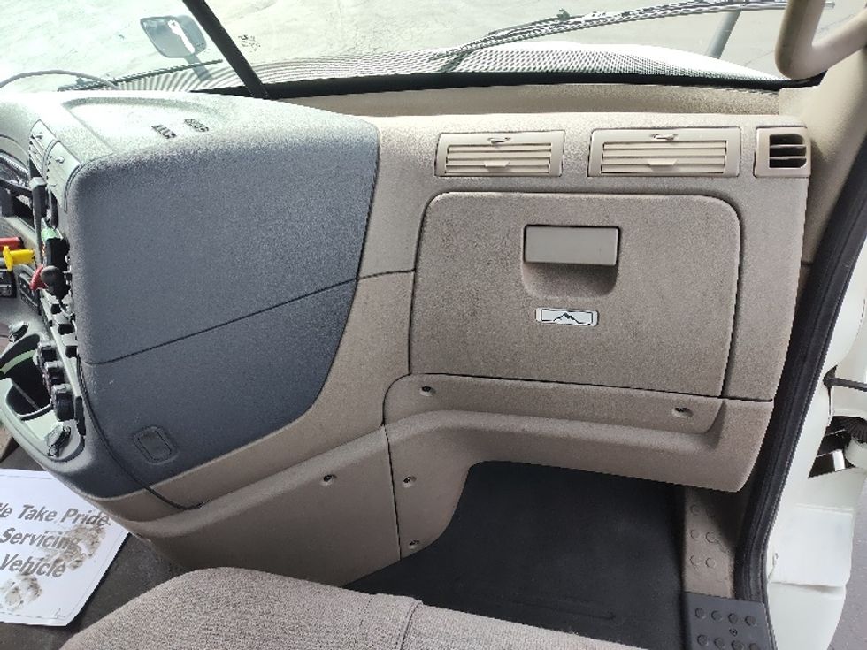 Day Cab Tractor-Heavy Duty Tractors-Freightliner-2019-Cascadia 12564ST-Kent-WA-460,875\n\t\tmiles-$ 34,500 - Image 13