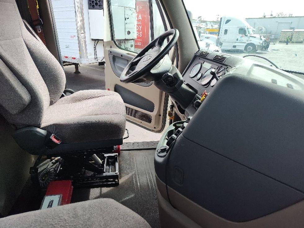 Day Cab Tractor-Heavy Duty Tractors-Freightliner-2019-Cascadia 12564ST-Kent-WA-460,875\n\t\tmiles-$ 34,500 - Image 14