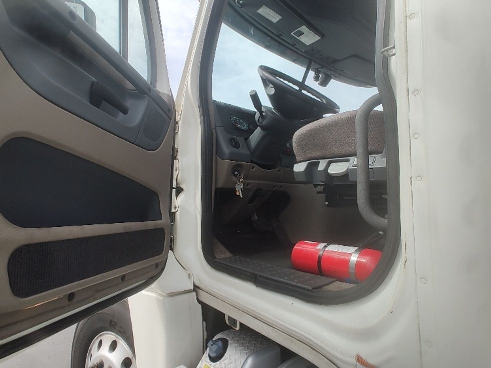 Day Cab Tractor-Heavy Duty Tractors-Freightliner-2019-Cascadia 12564ST-Kent-WA-460,875\n\t\tmiles-$ 34,500 - Image 9