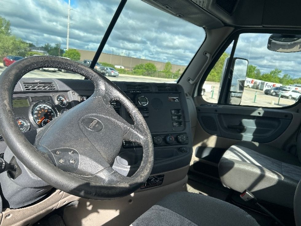 Day Cab Tractor-Heavy Duty Tractors-Freightliner-2019-Cascadia 12564ST-Kentwood-MI-161,904\n\t\tmiles-$ 52,750 - Image 10