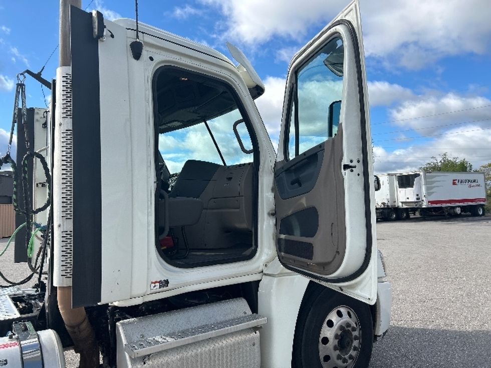 Day Cab Tractor-Heavy Duty Tractors-Freightliner-2019-Cascadia 12564ST-Kentwood-MI-161,904\n\t\tmiles-$ 52,750 - Image 12