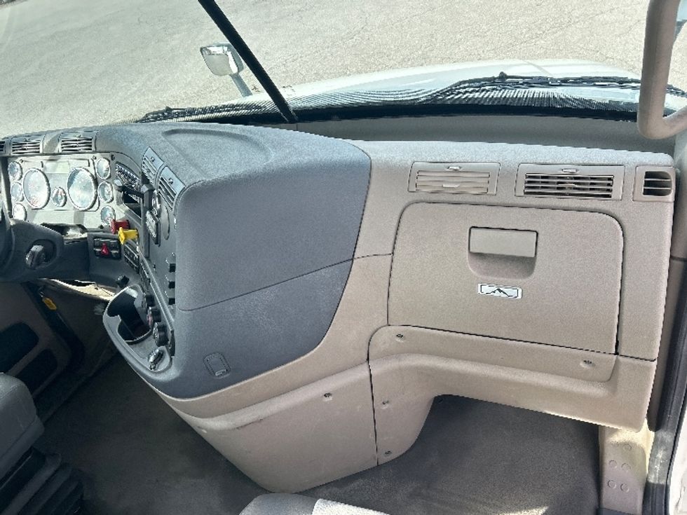 Day Cab Tractor-Heavy Duty Tractors-Freightliner-2019-Cascadia 12564ST-Kentwood-MI-161,904\n\t\tmiles-$ 52,750 - Image 13