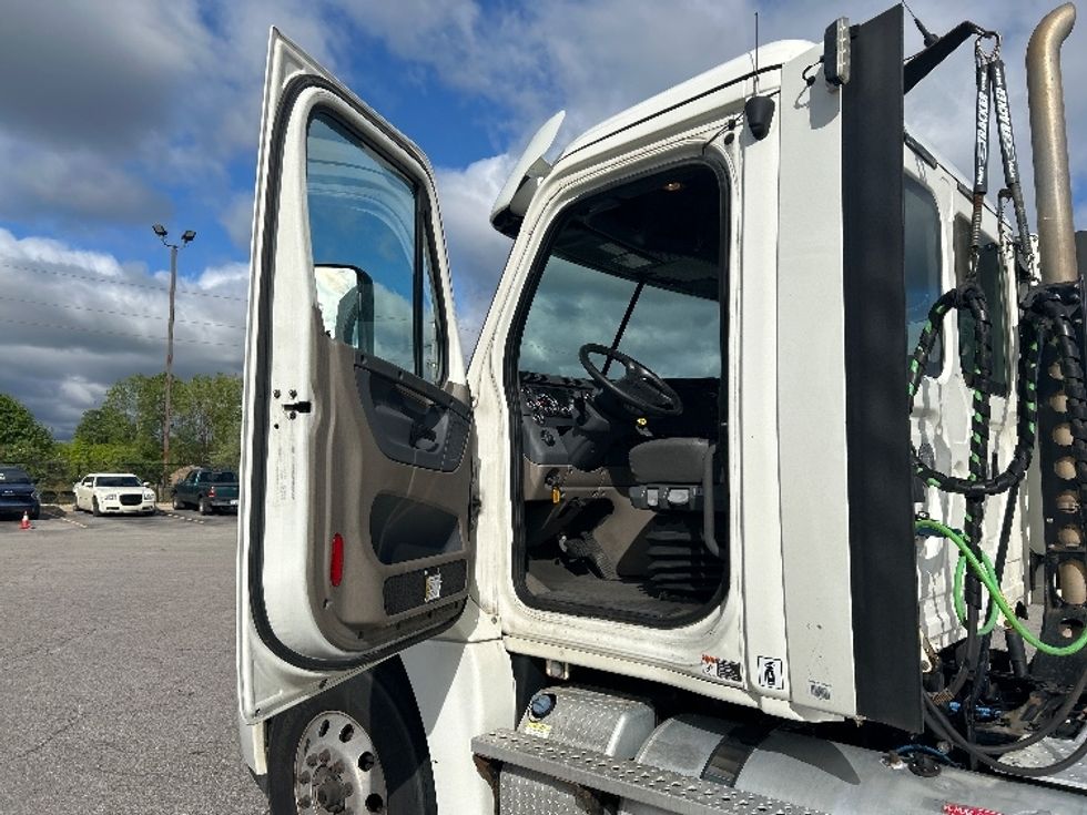 Day Cab Tractor-Heavy Duty Tractors-Freightliner-2019-Cascadia 12564ST-Kentwood-MI-161,904\n\t\tmiles-$ 52,750 - Image 9