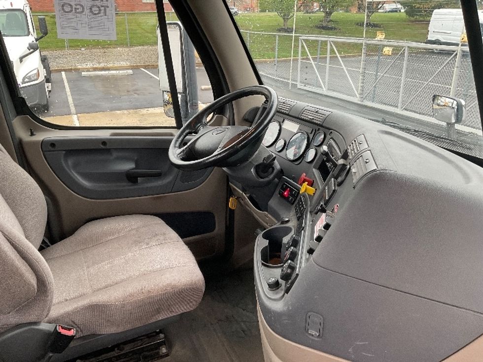 Day Cab Tractor-Heavy Duty Tractors-Freightliner-2019-Cascadia 12564ST-King Of Prussia-PA-142,700\n\t\tmiles-$ 53,000 - Image 14