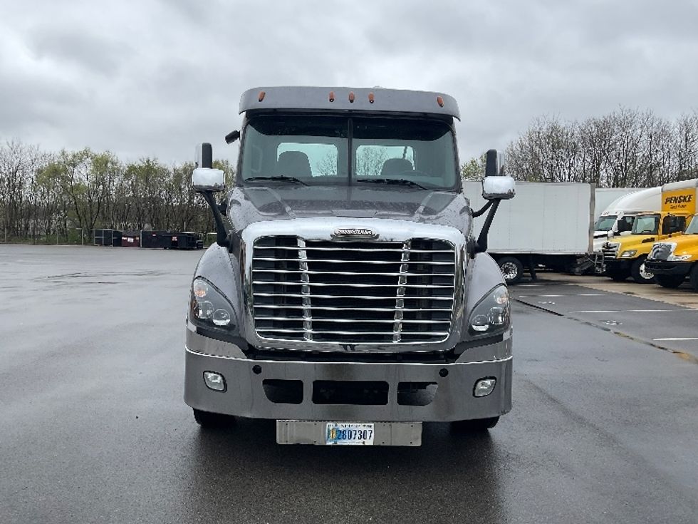 Day Cab Tractor-Heavy Duty Tractors-Freightliner-2019-Cascadia 12564ST-King Of Prussia-PA-142,700\n\t\tmiles-$ 53,000 - Image 2