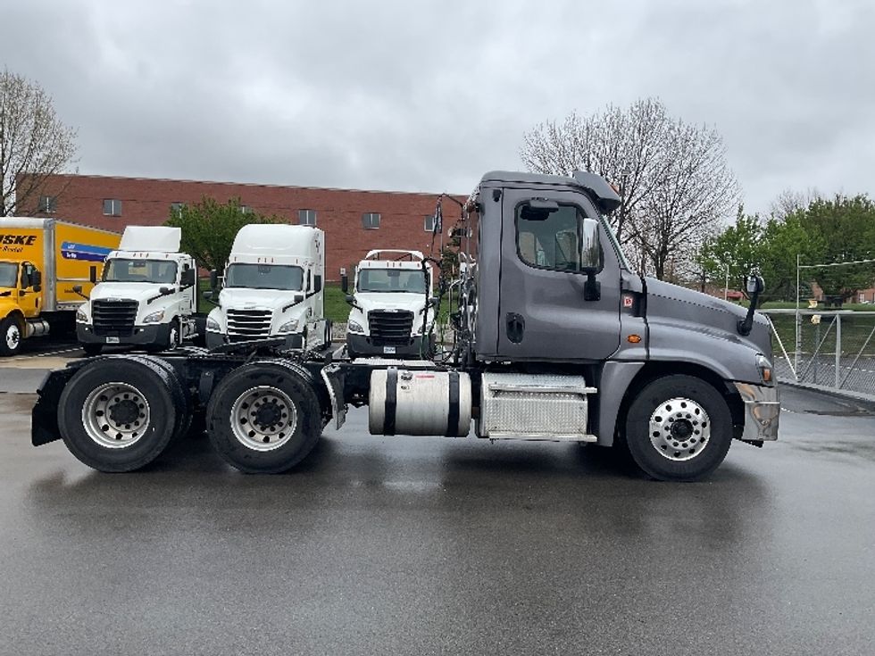 Day Cab Tractor-Heavy Duty Tractors-Freightliner-2019-Cascadia 12564ST-King Of Prussia-PA-142,700\n\t\tmiles-$ 53,000 - Image 8