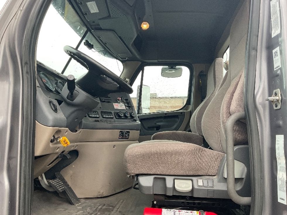 Day Cab Tractor-Heavy Duty Tractors-Freightliner-2019-Cascadia 12564ST-King Of Prussia-PA-142,700\n\t\tmiles-$ 53,000 - Image 9