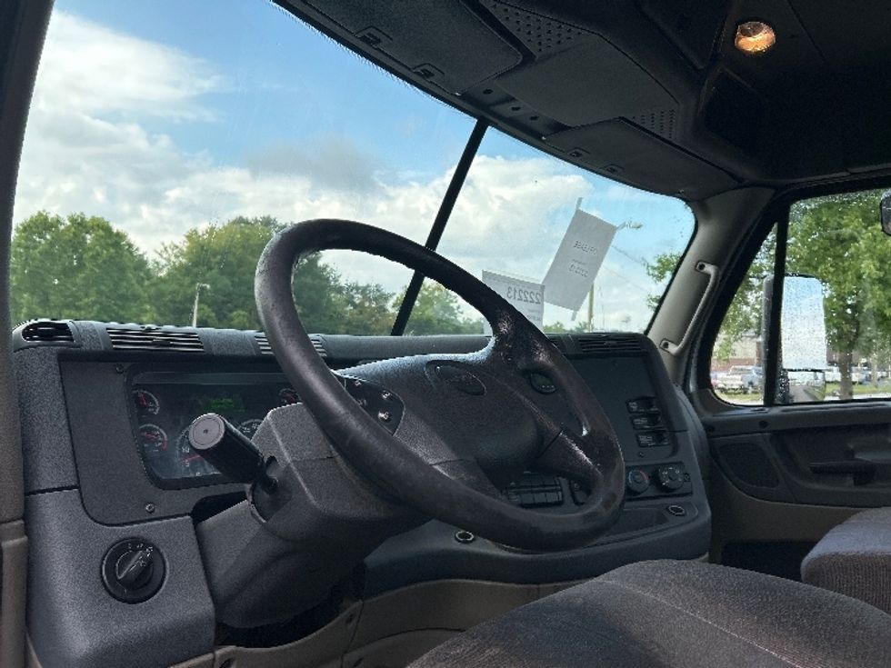 Day Cab Tractor-Heavy Duty Tractors-Freightliner-2019-Cascadia 12564ST-Knoxville-TN-473,247\n\t\tmiles-$ 38,500 - Image 10