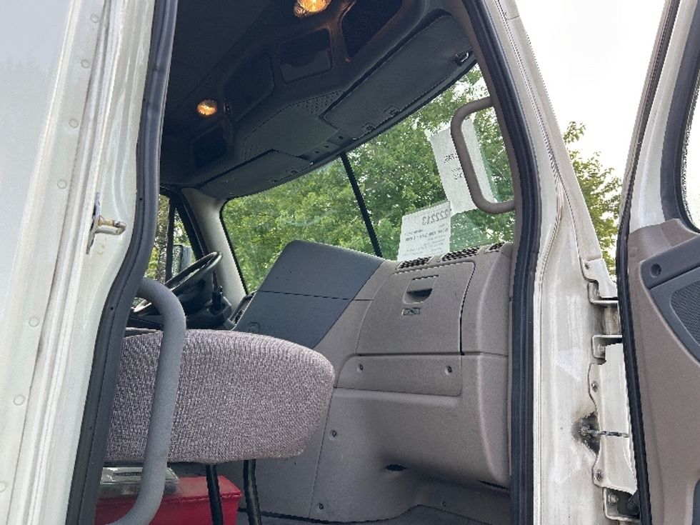 Day Cab Tractor-Heavy Duty Tractors-Freightliner-2019-Cascadia 12564ST-Knoxville-TN-473,247\n\t\tmiles-$ 38,500 - Image 12