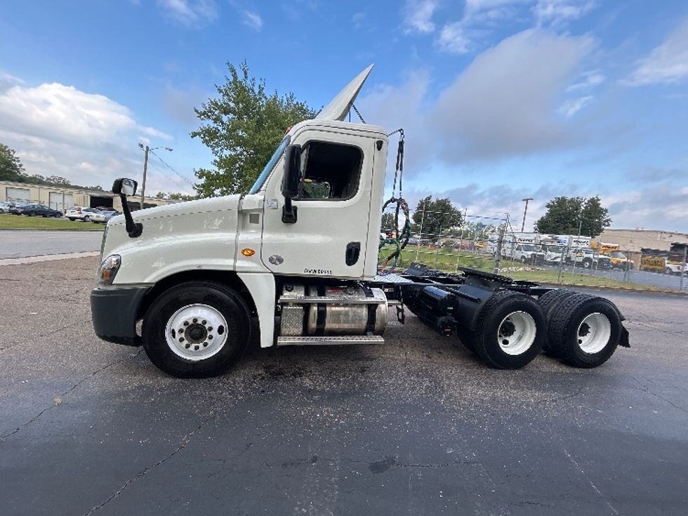 Day Cab Tractor-Heavy Duty Tractors-Freightliner-2019-Cascadia 12564ST-Knoxville-TN-473,247\n\t\tmiles-$ 38,500 - Image 4