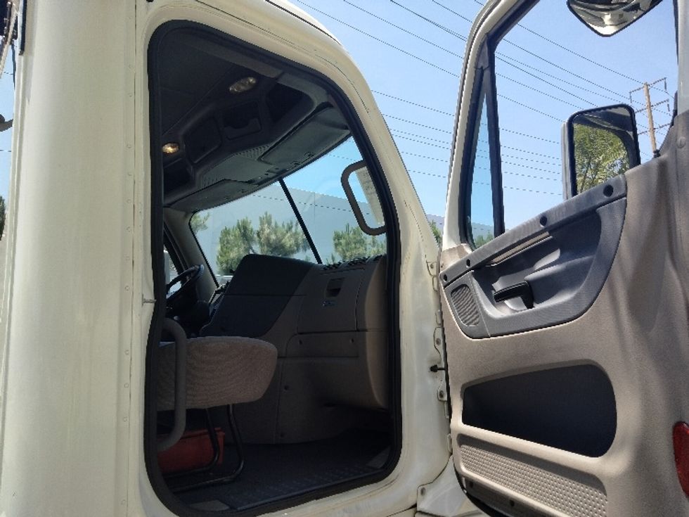 Day Cab Tractor-Heavy Duty Tractors-Freightliner-2019-Cascadia 12564ST-La Mirada-CA-73,889\n\t\tmiles-$ 46,250 - Image 12
