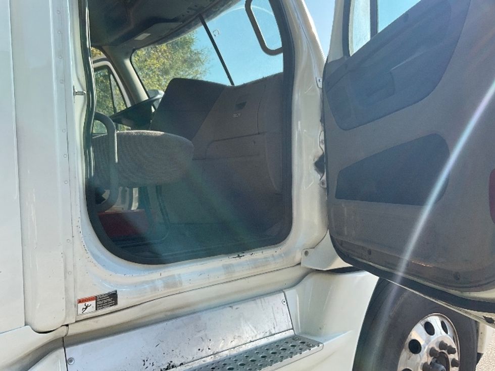 Day Cab Tractor-Heavy Duty Tractors-Freightliner-2019-Cascadia 12564ST-La Porte-IN-444,233\n\t\tmiles-$ 37,500 - Image 11